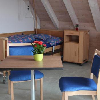 Ansicht eines Schlafzimmer in der Pflegewohnung Weitblick mit einem bequemen und praktischen Pflegebett