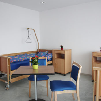 Ansicht eines Schlafzimmer in der Pflegewohnung Weitblick mit einem bequemen und praktischen Pflegebett